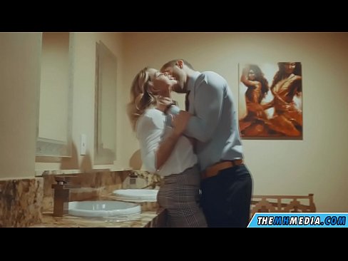 ❤️ Ko vas prsata blondinka zapelje na javnem stranišču Sex video na sl.pornhills-com.ru ❌️